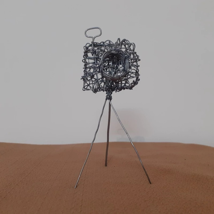 مجسمه سیمی دوربین مینیاتوری سه پایه