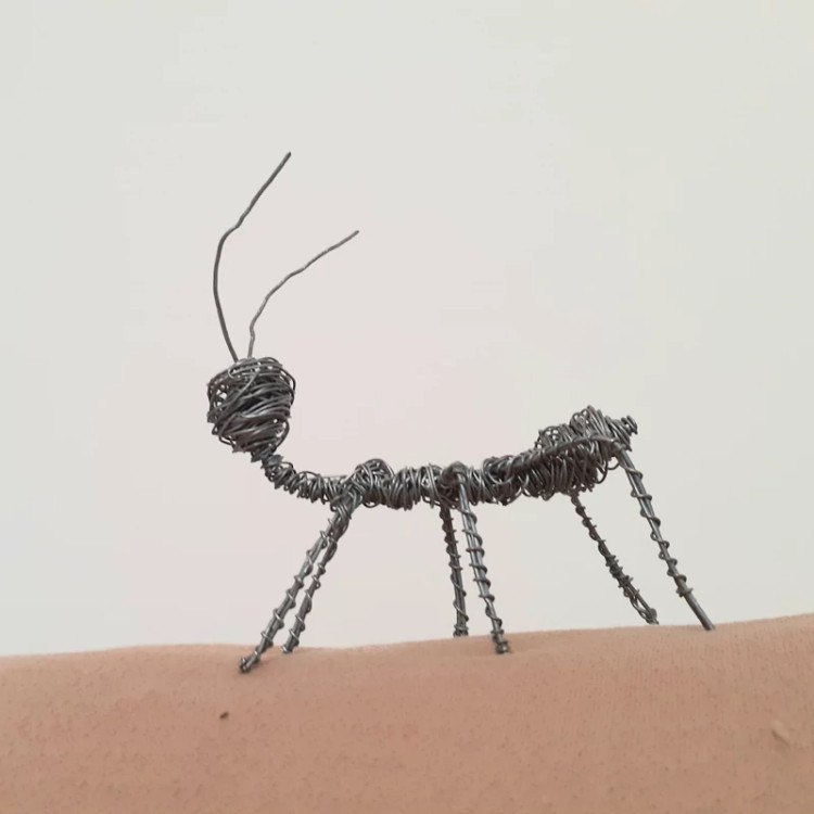 مجسمه سیمی مورچه مینیاتوری دست ساز هنری