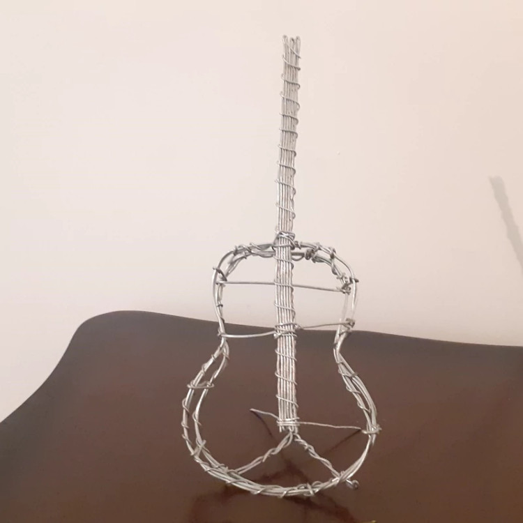 مجسمه دکوری گیتار سیمی دست ساز هنری رو میزی سه بعدی هدیه خاص
