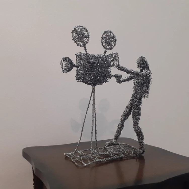 مجسمه مفتولی دختر فیلمبردار کاملا حرفه ای و خاص