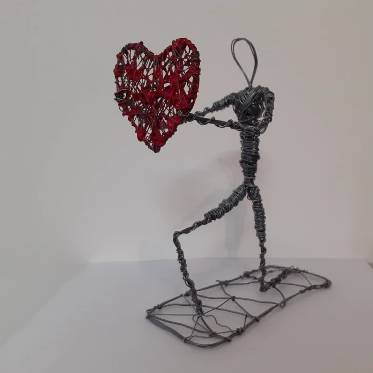 مجسمه ابراز عشق سیمی مفتولی