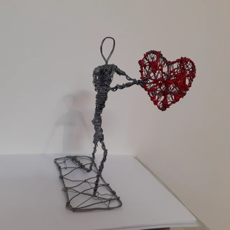 مجسمه ابراز عشق سیمی مفتولی