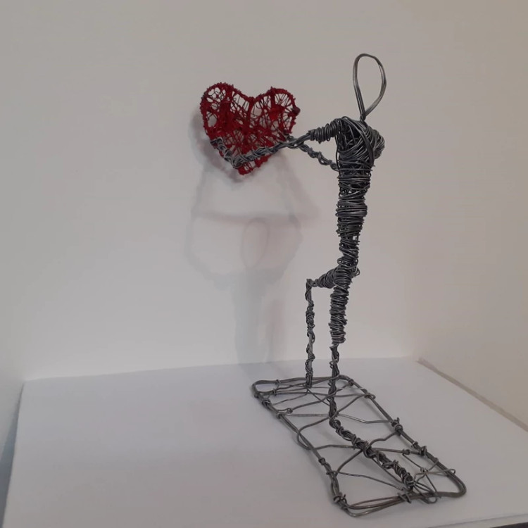مجسمه ابراز عشق سیمی مفتولی